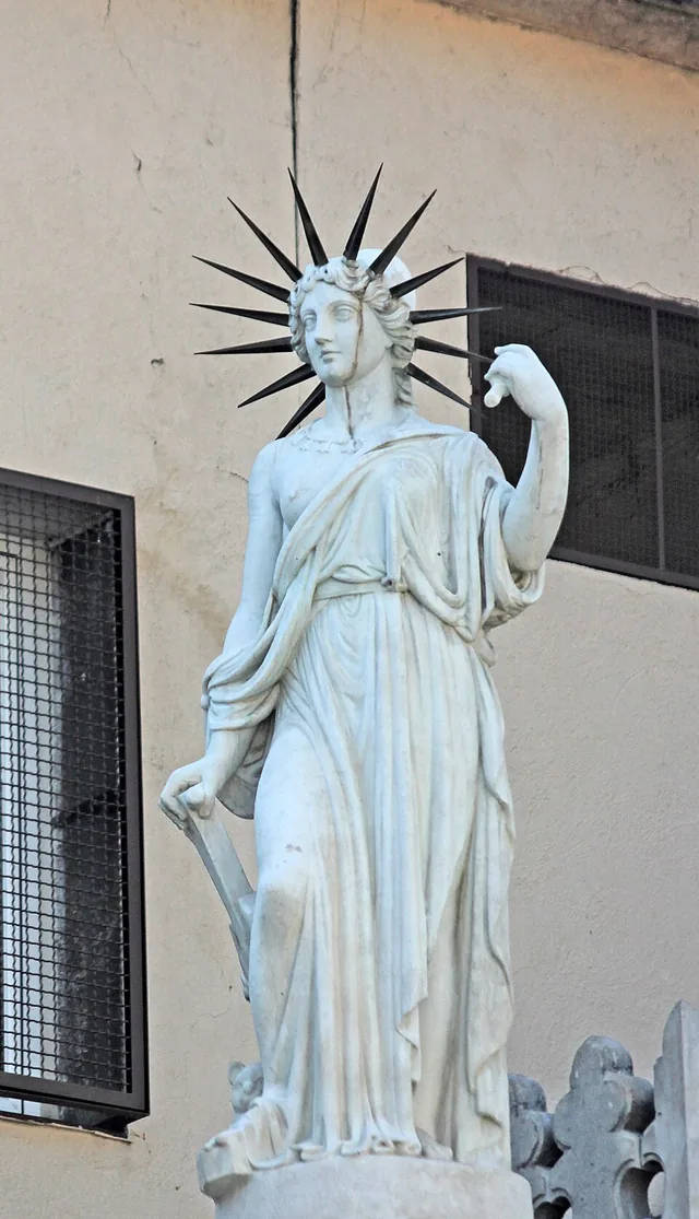 Estatua de la Libertad de Ponciano Ponzano con corona de rayos, cetro y yugo roto